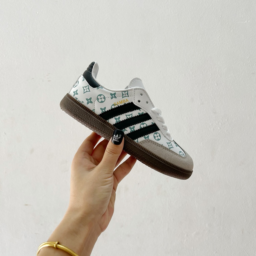 图片[2]-🔗Adidas德训儿童板鞋 尺码：24-35码 全网的爆炸款💥 被问疯的儿童德训鞋！！舒适百搭天花板❗️可盐可甜的潮流气息，看上直接打包带走！ 这双鞋请务必收下！时尚等级提升不止一点点！闭眼冲啊～-选品中心