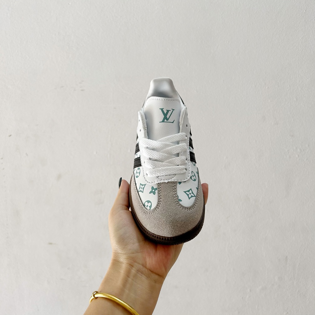 图片[3]-🔗Adidas德训儿童板鞋 尺码：24-35码 全网的爆炸款💥 被问疯的儿童德训鞋！！舒适百搭天花板❗️可盐可甜的潮流气息，看上直接打包带走！ 这双鞋请务必收下！时尚等级提升不止一点点！闭眼冲啊～-选品中心