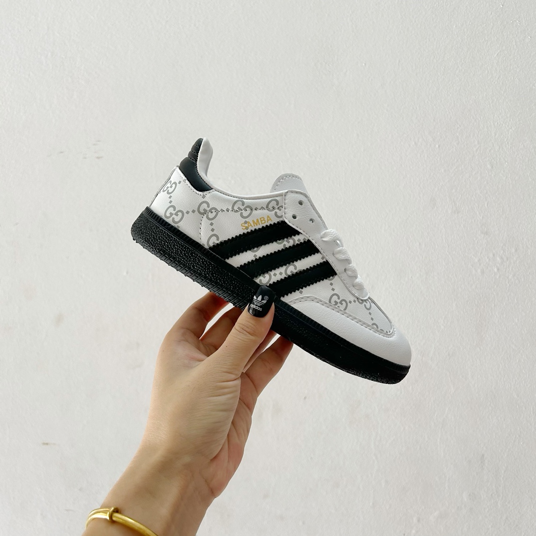 图片[2]-🔗Adidas德训儿童板鞋 尺码：24-35码 全网的爆炸款💥 被问疯的儿童德训鞋！！舒适百搭天花板❗️可盐可甜的潮流气息，看上直接打包带走！ 这双鞋请务必收下！时尚等级提升不止一点点！闭眼冲啊～-选品中心