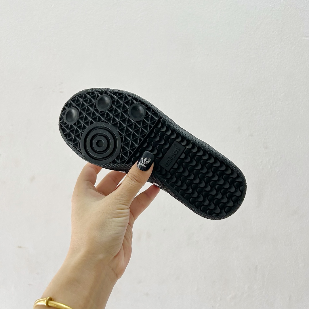 图片[9]-🔗Adidas德训儿童板鞋 尺码：24-35码 全网的爆炸款💥 被问疯的儿童德训鞋！！舒适百搭天花板❗️可盐可甜的潮流气息，看上直接打包带走！ 这双鞋请务必收下！时尚等级提升不止一点点！闭眼冲啊～-选品中心