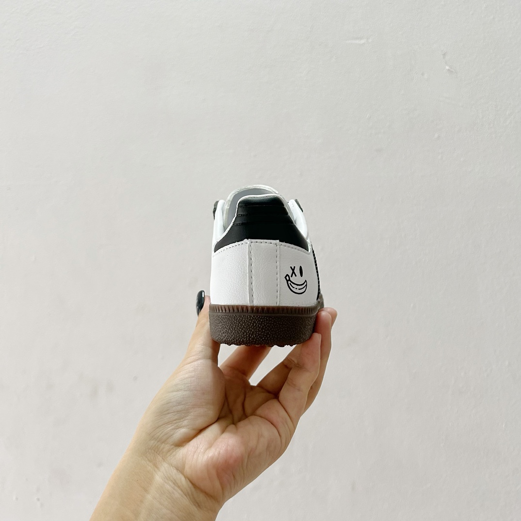 图片[6]-🔗Adidas德训儿童板鞋 尺码：24-35码 全网的爆炸款💥 被问疯的儿童德训鞋！！舒适百搭天花板❗️可盐可甜的潮流气息，看上直接打包带走！ 这双鞋请务必收下！时尚等级提升不止一点点！闭眼冲啊～-选品中心