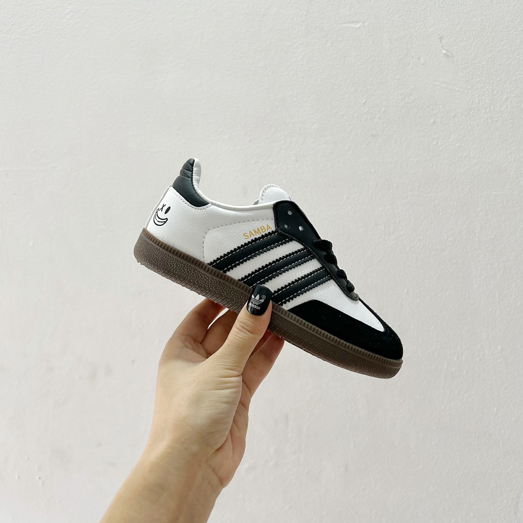 图片[2]-🔗Adidas德训儿童板鞋 尺码：24-35码 全网的爆炸款💥 被问疯的儿童德训鞋！！舒适百搭天花板❗️可盐可甜的潮流气息，看上直接打包带走！ 这双鞋请务必收下！时尚等级提升不止一点点！闭眼冲啊～-选品中心