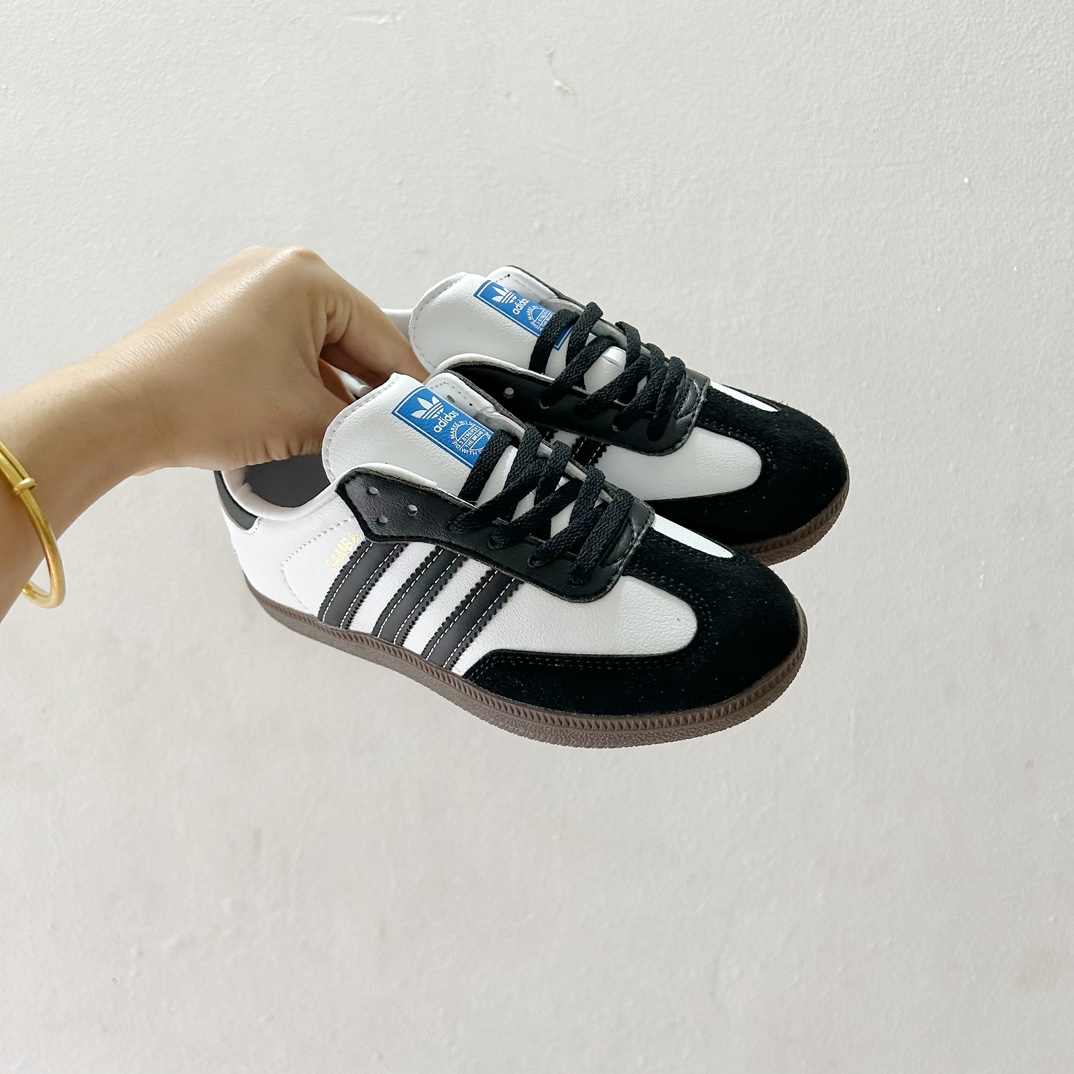 🔗Adidas德训儿童板鞋 尺码：24-35码 全网的爆炸款💥 被问疯的儿童德训鞋！！舒适百搭天花板❗️可盐可甜的潮流气息，看上直接打包带走！ 这双鞋请务必收下！时尚等级提升不止一点点！闭眼冲啊～-选品中心