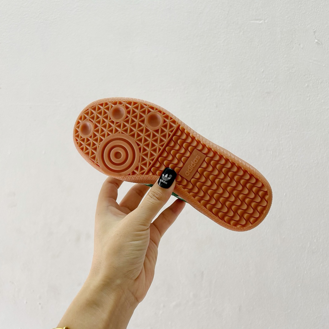 图片[9]-🔗Adidas德训儿童板鞋 尺码：24-35码 全网的爆炸款💥 被问疯的儿童德训鞋！！舒适百搭天花板❗️可盐可甜的潮流气息，看上直接打包带走！ 这双鞋请务必收下！时尚等级提升不止一点点！闭眼冲啊～-选品中心