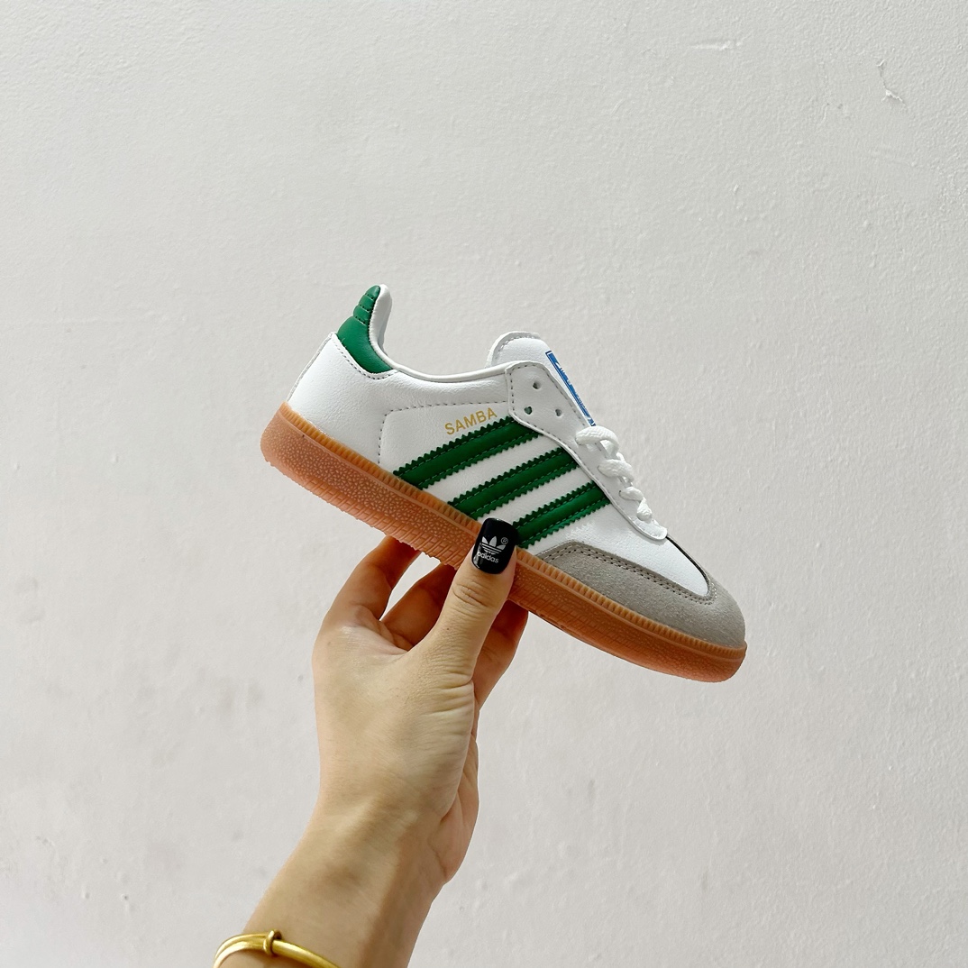 图片[2]-🔗Adidas德训儿童板鞋 尺码：24-35码 全网的爆炸款💥 被问疯的儿童德训鞋！！舒适百搭天花板❗️可盐可甜的潮流气息，看上直接打包带走！ 这双鞋请务必收下！时尚等级提升不止一点点！闭眼冲啊～-选品中心