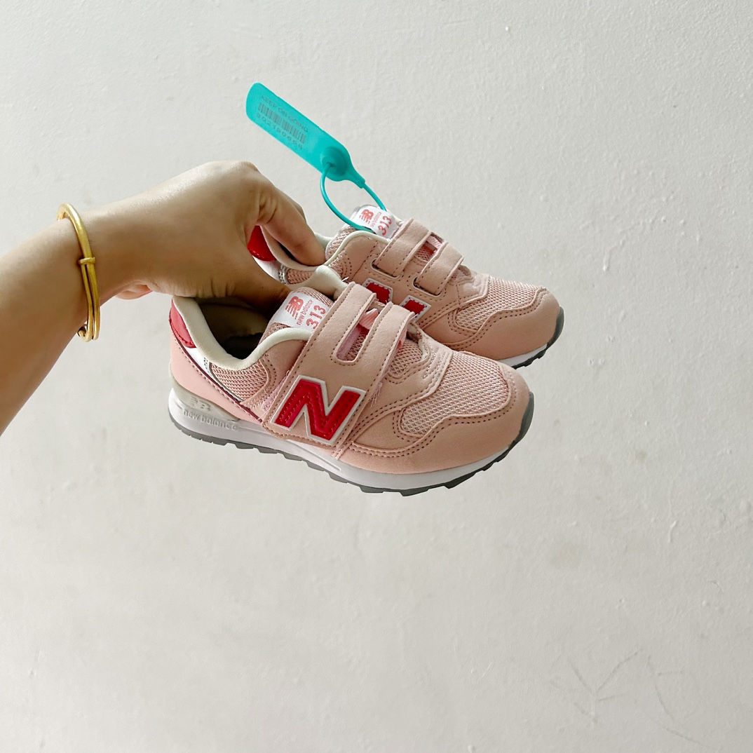 NB313魔术贴儿童运动鞋24-37码 🎉 这款NB313魔术贴儿童运动鞋专为小小探险家设计！柔软舒适的鞋面fabric️，让孩子的小脚丫享受全天候的呵护。-选品中心