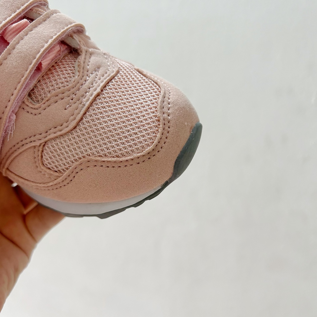 图片[5]-NB313魔术贴儿童运动鞋24-37码 🎉 这款NB313魔术贴儿童运动鞋专为小小探险家设计！柔软舒适的鞋面fabric️，让孩子的小脚丫享受全天候的呵护。-选品中心