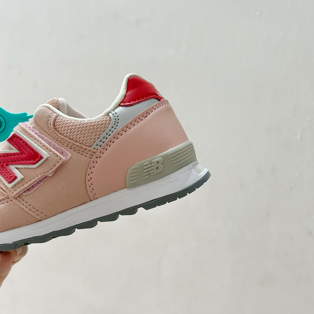 图片[8]-NB313魔术贴儿童运动鞋24-37码 🎉 这款NB313魔术贴儿童运动鞋专为小小探险家设计！柔软舒适的鞋面fabric️，让孩子的小脚丫享受全天候的呵护。-选品中心