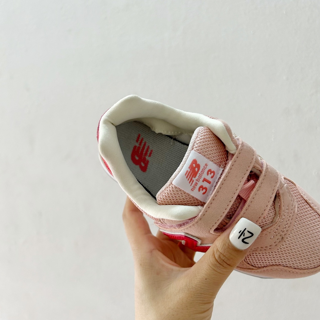 图片[7]-NB313魔术贴儿童运动鞋24-37码 🎉 这款NB313魔术贴儿童运动鞋专为小小探险家设计！柔软舒适的鞋面fabric️，让孩子的小脚丫享受全天候的呵护。-选品中心