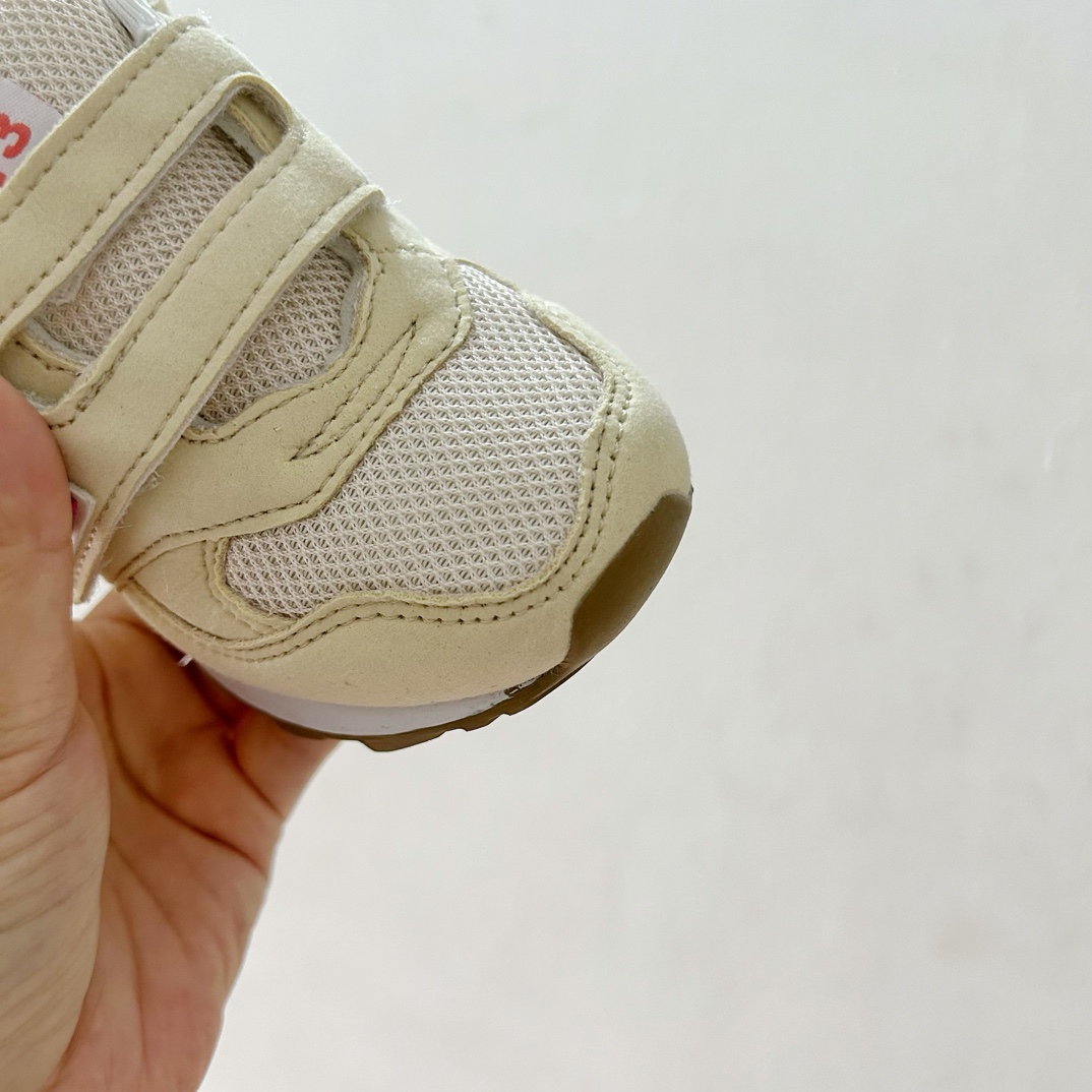 图片[5]-NB313魔术贴儿童运动鞋24-37码 🎉 这款NB313魔术贴儿童运动鞋专为小小探险家设计！柔软舒适的鞋面fabric️，让孩子的小脚丫享受全天候的呵护。-选品中心