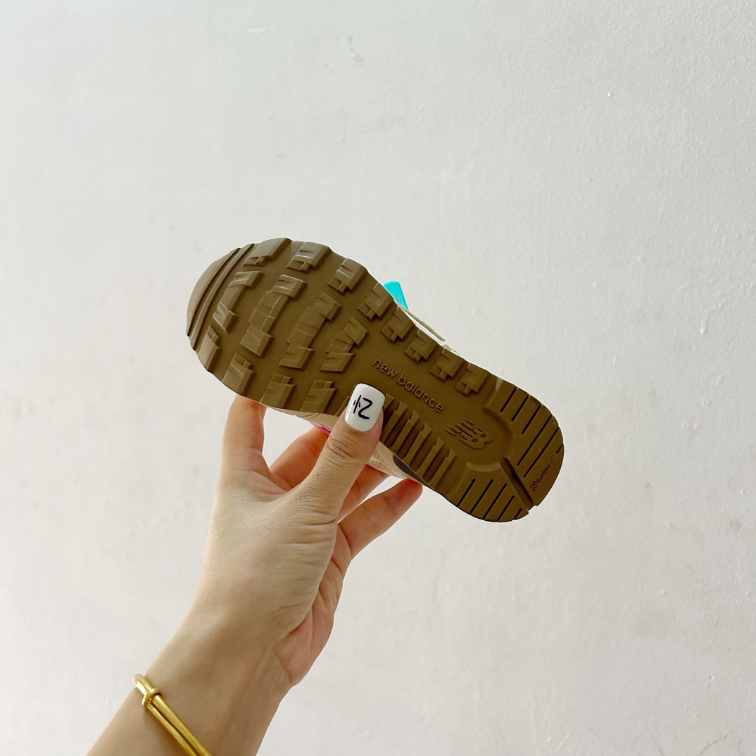 图片[9]-NB313魔术贴儿童运动鞋24-37码 🎉 这款NB313魔术贴儿童运动鞋专为小小探险家设计！柔软舒适的鞋面fabric️，让孩子的小脚丫享受全天候的呵护。-选品中心