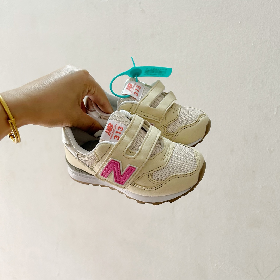 NB313魔术贴儿童运动鞋24-37码 🎉 这款NB313魔术贴儿童运动鞋专为小小探险家设计！柔软舒适的鞋面fabric️，让孩子的小脚丫享受全天候的呵护。-选品中心
