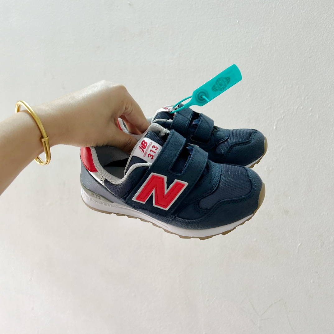 NB313魔术贴儿童运动鞋24-37码 🎉 这款NB313魔术贴儿童运动鞋专为小小探险家设计！柔软舒适的鞋面fabric️，让孩子的小脚丫享受全天候的呵护。-选品中心