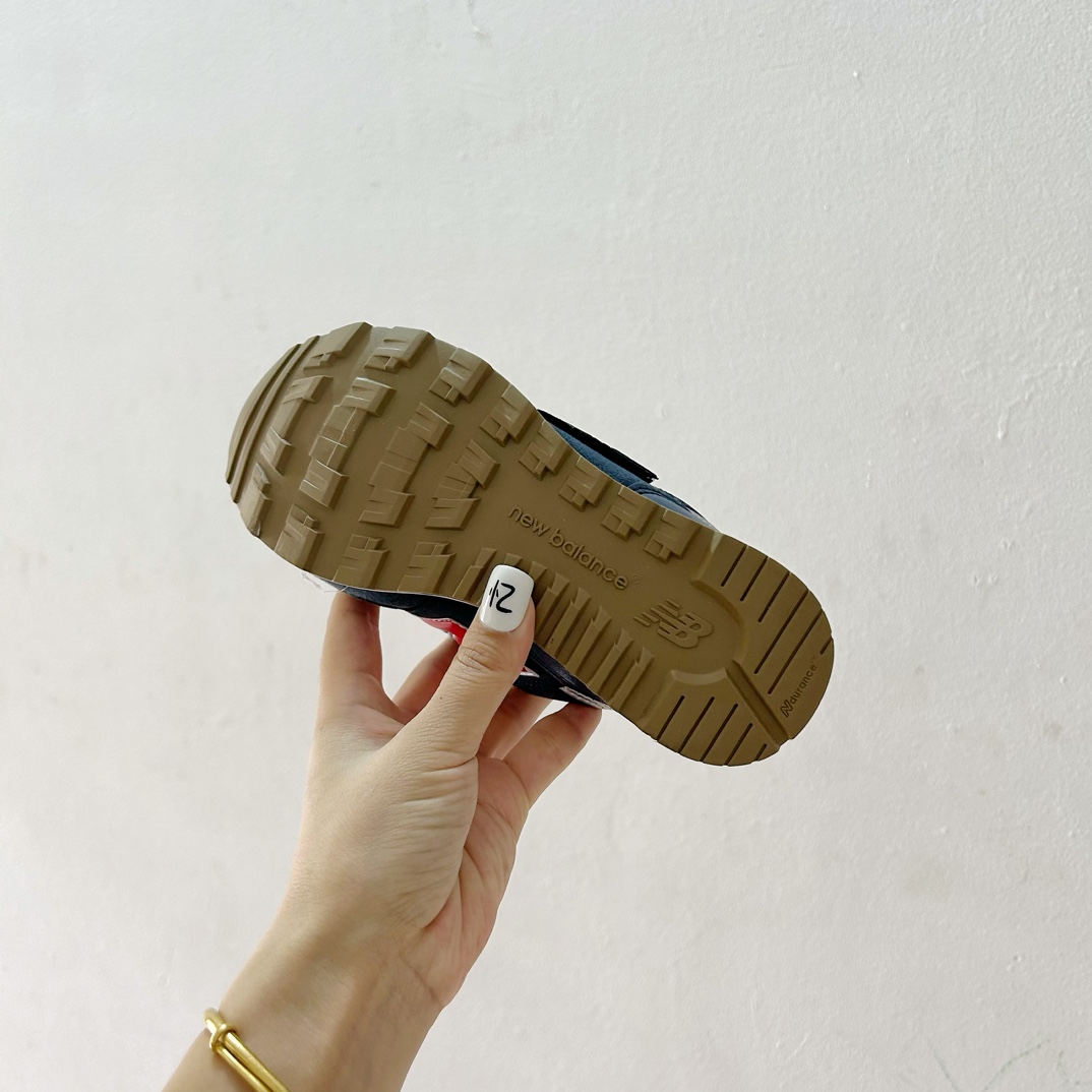 图片[9]-NB313魔术贴儿童运动鞋24-37码 🎉 这款NB313魔术贴儿童运动鞋专为小小探险家设计！柔软舒适的鞋面fabric️，让孩子的小脚丫享受全天候的呵护。-选品中心