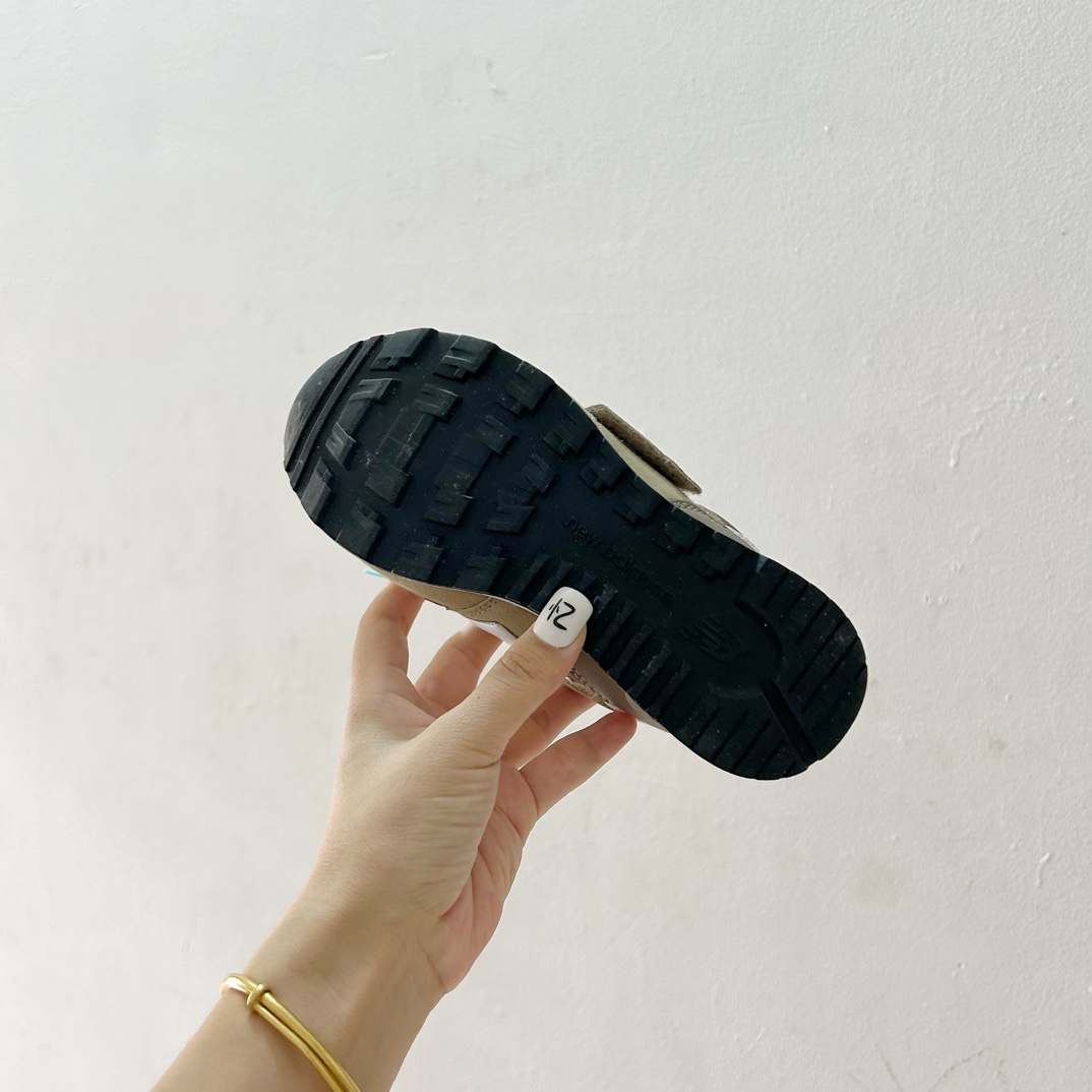 图片[9]-NB313魔术贴儿童运动鞋24-37码 🎉 这款NB313魔术贴儿童运动鞋专为小小探险家设计！柔软舒适的鞋面fabric️，让孩子的小脚丫享受全天候的呵护。-选品中心