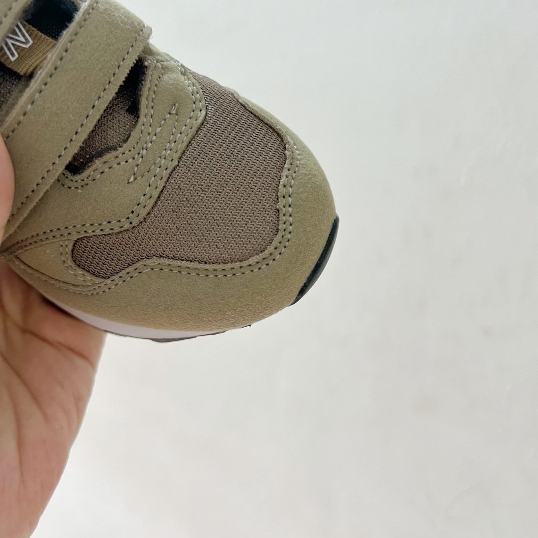 图片[5]-NB313魔术贴儿童运动鞋24-37码 🎉 这款NB313魔术贴儿童运动鞋专为小小探险家设计！柔软舒适的鞋面fabric️，让孩子的小脚丫享受全天候的呵护。-选品中心