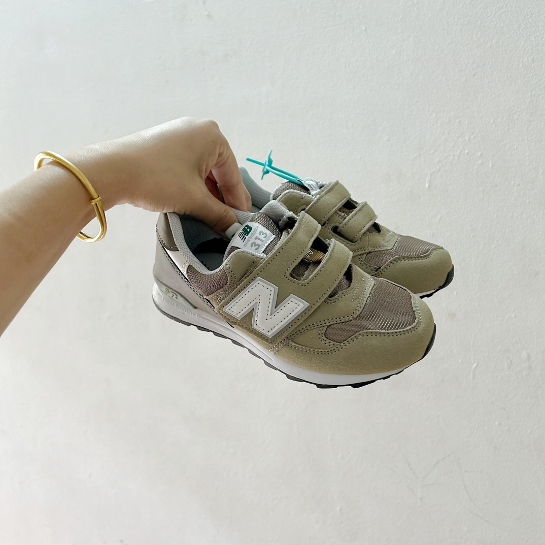 NB313魔术贴儿童运动鞋24-37码 🎉 这款NB313魔术贴儿童运动鞋专为小小探险家设计！柔软舒适的鞋面fabric️，让孩子的小脚丫享受全天候的呵护。-选品中心