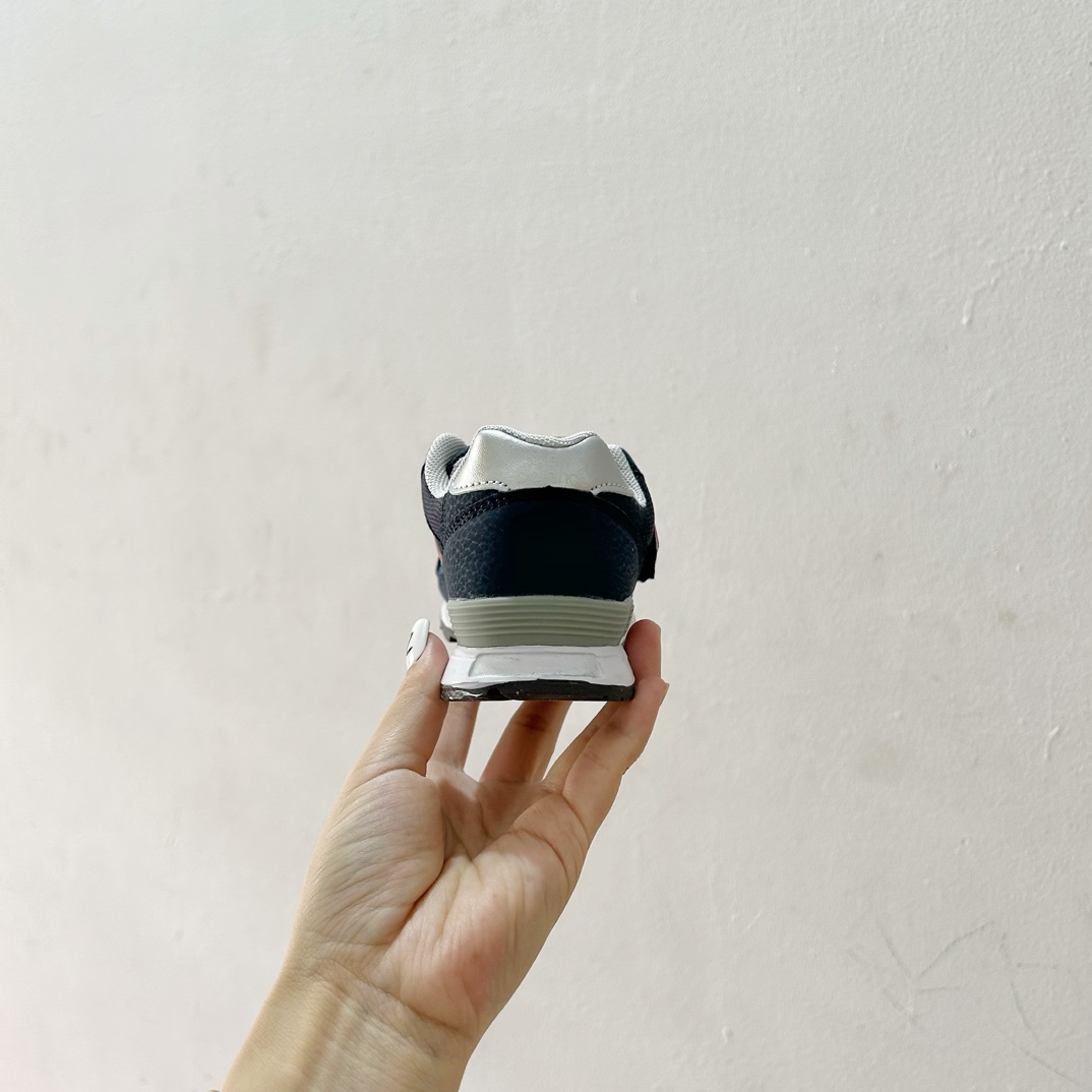 图片[6]-NB313魔术贴儿童运动鞋24-37码 🎉 这款NB313魔术贴儿童运动鞋专为小小探险家设计！柔软舒适的鞋面fabric️，让孩子的小脚丫享受全天候的呵护。-选品中心