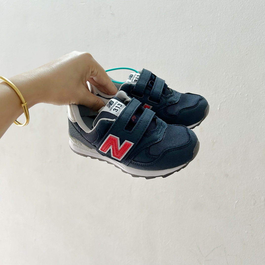 NB313魔术贴儿童运动鞋24-37码 🎉 这款NB313魔术贴儿童运动鞋专为小小探险家设计！柔软舒适的鞋面fabric️，让孩子的小脚丫享受全天候的呵护。-选品中心