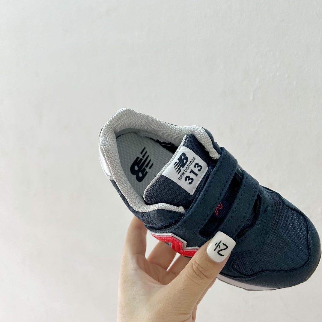 图片[7]-NB313魔术贴儿童运动鞋24-37码 🎉 这款NB313魔术贴儿童运动鞋专为小小探险家设计！柔软舒适的鞋面fabric️，让孩子的小脚丫享受全天候的呵护。-选品中心