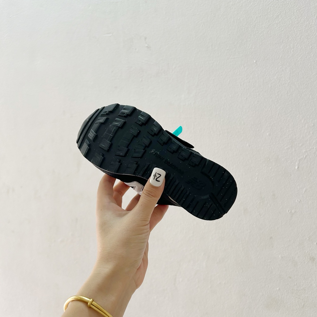 图片[9]-NB313魔术贴儿童运动鞋24-37码 🎉 这款NB313魔术贴儿童运动鞋专为小小探险家设计！柔软舒适的鞋面fabric️，让孩子的小脚丫享受全天候的呵护。-选品中心