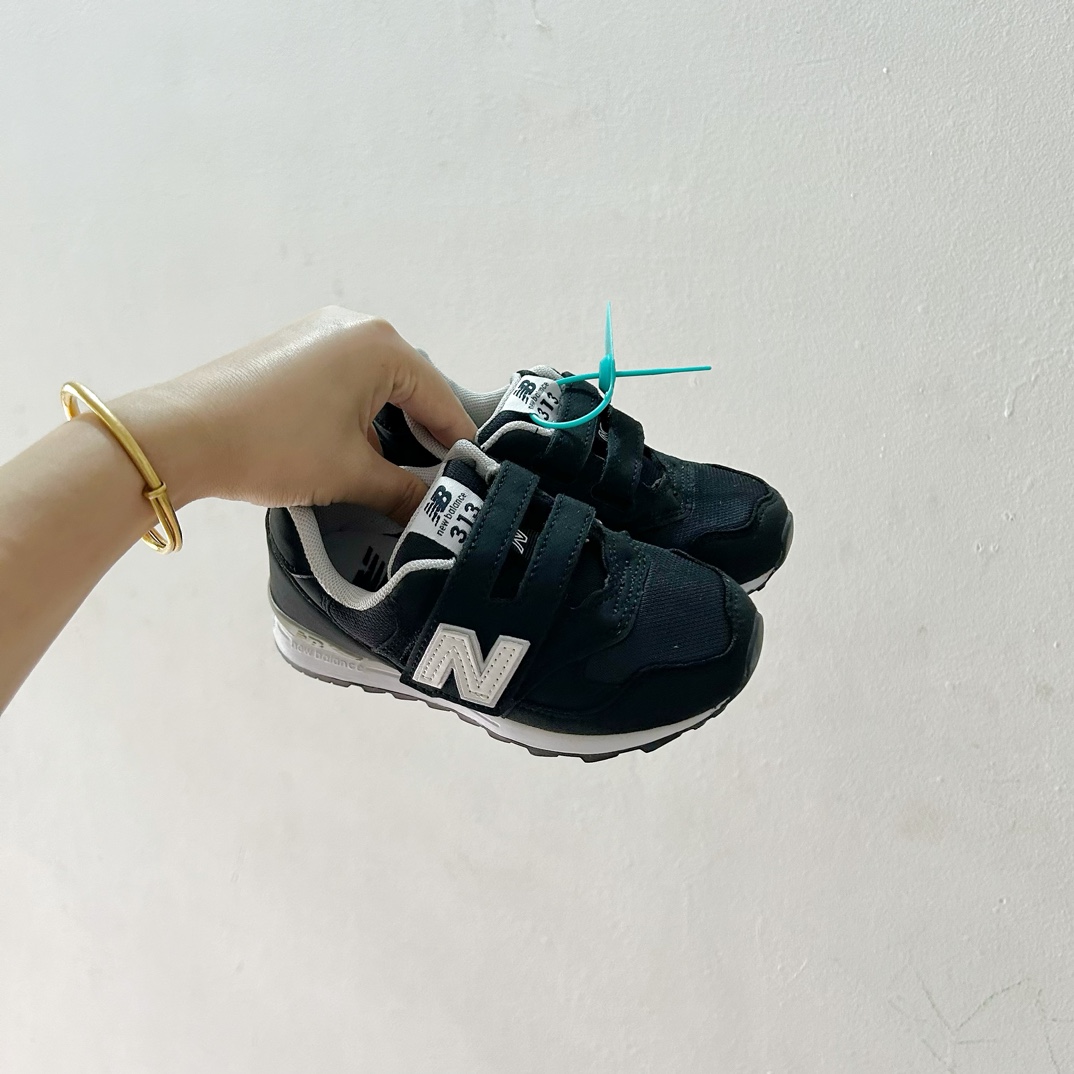 NB313魔术贴儿童运动鞋24-37码 🎉 这款NB313魔术贴儿童运动鞋专为小小探险家设计！柔软舒适的鞋面fabric️，让孩子的小脚丫享受全天候的呵护。-选品中心