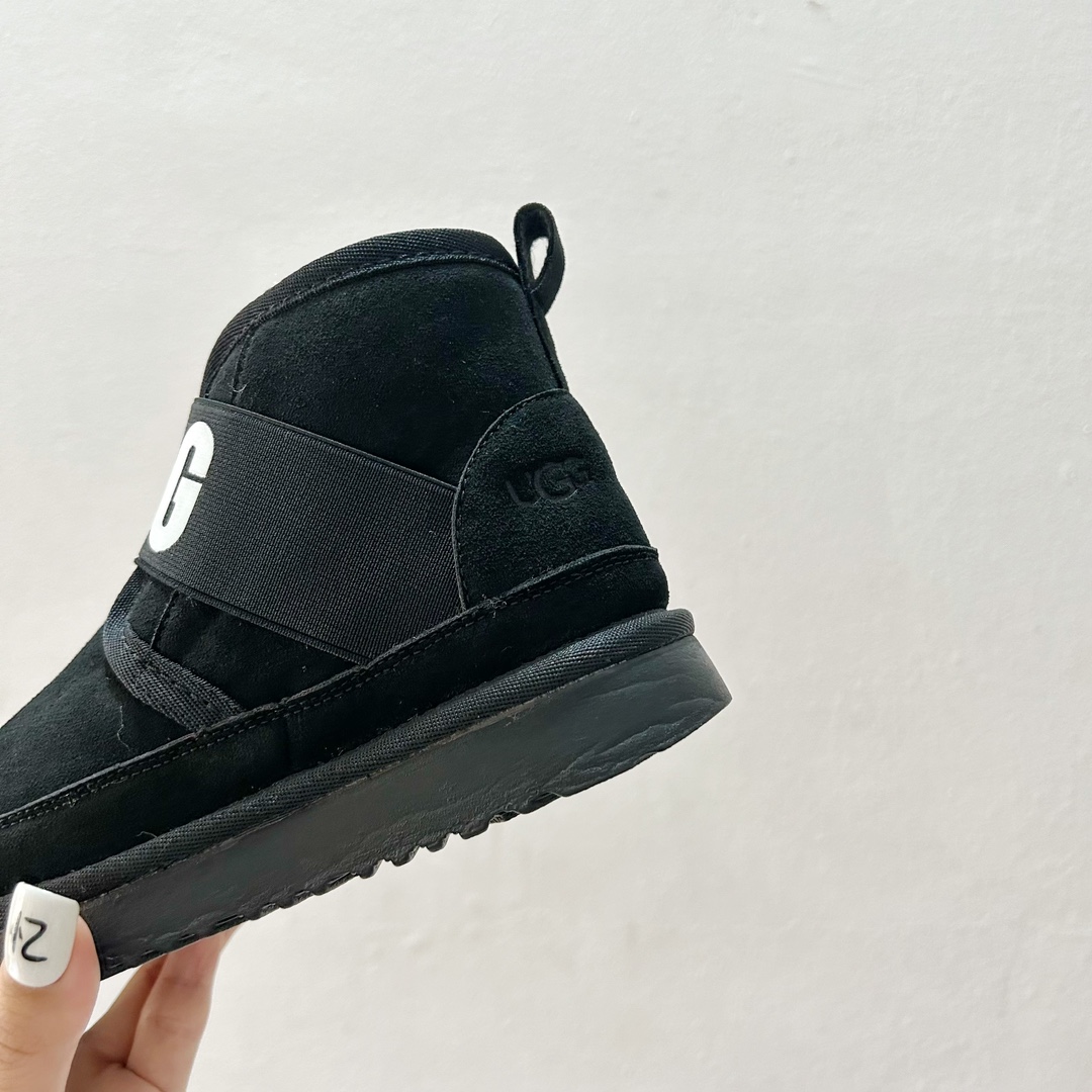 图片[8]-🔗 UGG弹力松紧带一脚蹬儿童雪地靴 尺码：26-35码 🥿【冬季小宝贝们的温暖新宠双脚轻松进出的UGG儿童雪地靴，让寒冷远离小脚丫！冬天来了，给孩子们准备一双既舒适又时尚的鞋子非常重要。这款UGG儿童雪地靴，采用优质材料制成，内里柔软舒适，保暖效果极佳。它的弹力松紧带设计，让孩子可以轻松穿脱，再也不用担心孩子自己穿鞋困难了。🌈-选品中心