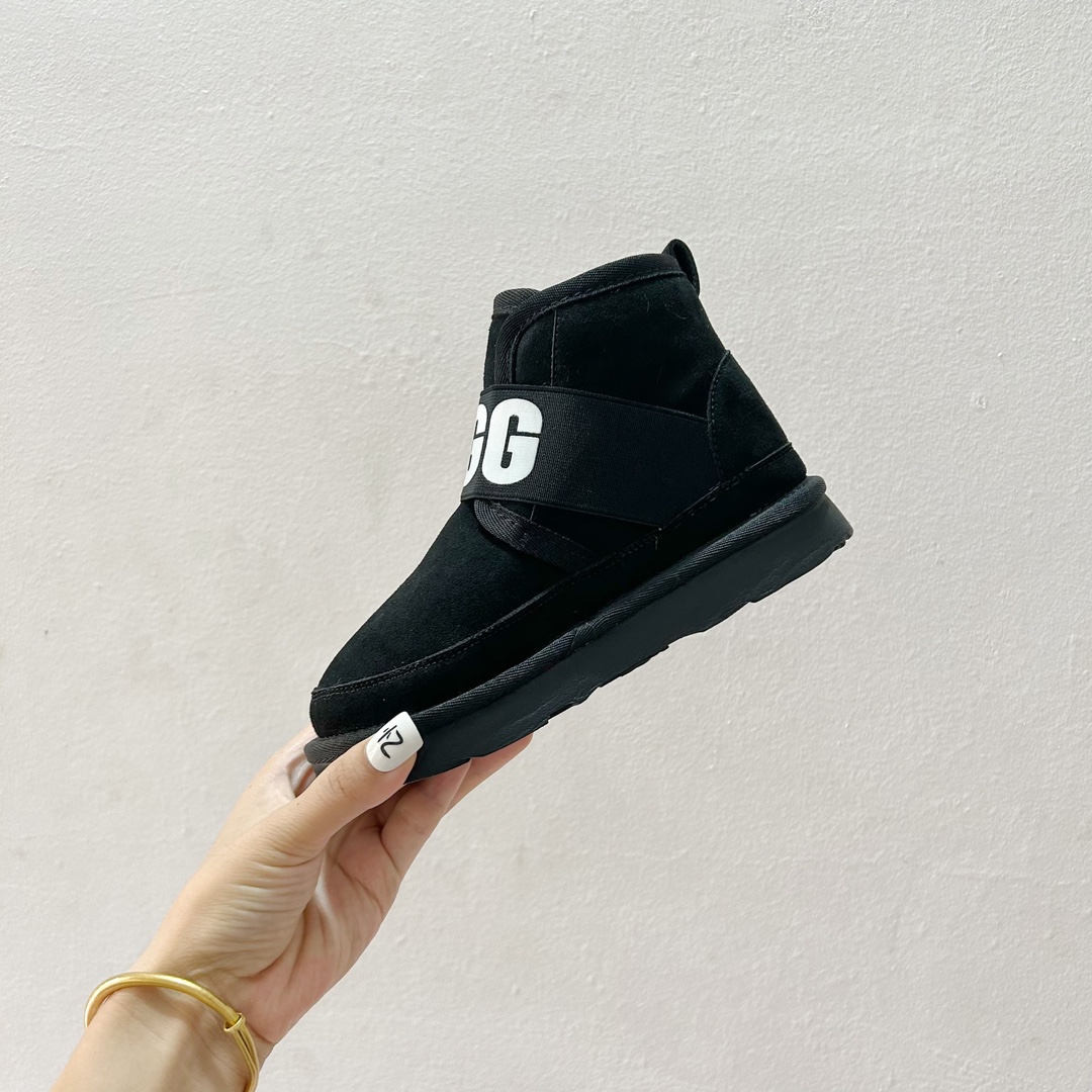 图片[4]-🔗 UGG弹力松紧带一脚蹬儿童雪地靴 尺码：26-35码 🥿【冬季小宝贝们的温暖新宠双脚轻松进出的UGG儿童雪地靴，让寒冷远离小脚丫！冬天来了，给孩子们准备一双既舒适又时尚的鞋子非常重要。这款UGG儿童雪地靴，采用优质材料制成，内里柔软舒适，保暖效果极佳。它的弹力松紧带设计，让孩子可以轻松穿脱，再也不用担心孩子自己穿鞋困难了。🌈-选品中心