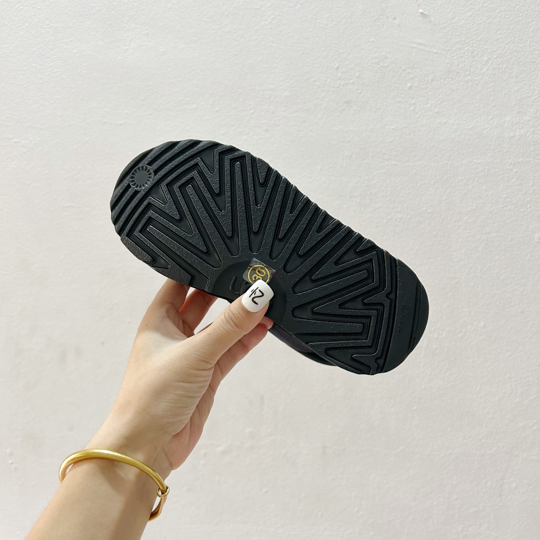 图片[9]-🔗 UGG弹力松紧带一脚蹬儿童雪地靴 尺码：26-35码 🥿【冬季小宝贝们的温暖新宠双脚轻松进出的UGG儿童雪地靴，让寒冷远离小脚丫！冬天来了，给孩子们准备一双既舒适又时尚的鞋子非常重要。这款UGG儿童雪地靴，采用优质材料制成，内里柔软舒适，保暖效果极佳。它的弹力松紧带设计，让孩子可以轻松穿脱，再也不用担心孩子自己穿鞋困难了。🌈-选品中心