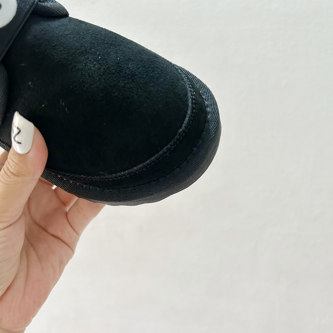 图片[5]-🔗 UGG弹力松紧带一脚蹬儿童雪地靴 尺码：26-35码 🥿【冬季小宝贝们的温暖新宠双脚轻松进出的UGG儿童雪地靴，让寒冷远离小脚丫！冬天来了，给孩子们准备一双既舒适又时尚的鞋子非常重要。这款UGG儿童雪地靴，采用优质材料制成，内里柔软舒适，保暖效果极佳。它的弹力松紧带设计，让孩子可以轻松穿脱，再也不用担心孩子自己穿鞋困难了。🌈-选品中心