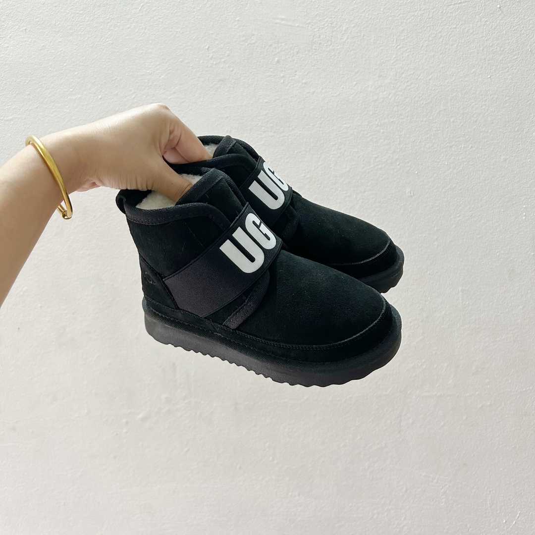 🔗 UGG弹力松紧带一脚蹬儿童雪地靴 尺码：26-35码 🥿【冬季小宝贝们的温暖新宠双脚轻松进出的UGG儿童雪地靴，让寒冷远离小脚丫！冬天来了，给孩子们准备一双既舒适又时尚的鞋子非常重要。这款UGG儿童雪地靴，采用优质材料制成，内里柔软舒适，保暖效果极佳。它的弹力松紧带设计，让孩子可以轻松穿脱，再也不用担心孩子自己穿鞋困难了。🌈-选品中心