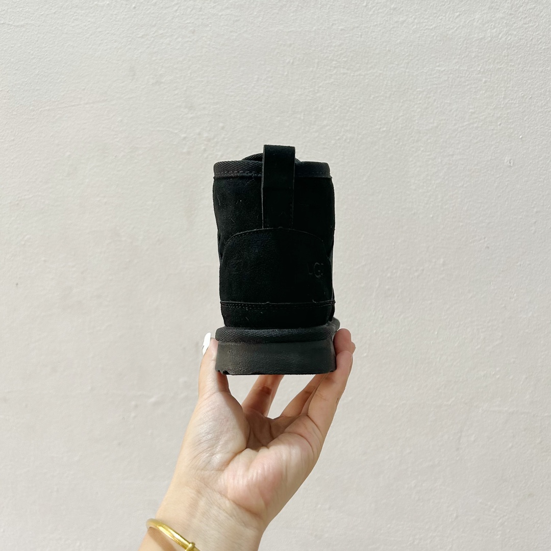 图片[6]-🔗 UGG弹力松紧带一脚蹬儿童雪地靴 尺码：26-35码 🥿【冬季小宝贝们的温暖新宠双脚轻松进出的UGG儿童雪地靴，让寒冷远离小脚丫！冬天来了，给孩子们准备一双既舒适又时尚的鞋子非常重要。这款UGG儿童雪地靴，采用优质材料制成，内里柔软舒适，保暖效果极佳。它的弹力松紧带设计，让孩子可以轻松穿脱，再也不用担心孩子自己穿鞋困难了。🌈-选品中心