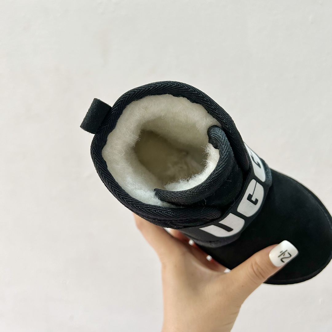 图片[7]-🔗 UGG弹力松紧带一脚蹬儿童雪地靴 尺码：26-35码 🥿【冬季小宝贝们的温暖新宠双脚轻松进出的UGG儿童雪地靴，让寒冷远离小脚丫！冬天来了，给孩子们准备一双既舒适又时尚的鞋子非常重要。这款UGG儿童雪地靴，采用优质材料制成，内里柔软舒适，保暖效果极佳。它的弹力松紧带设计，让孩子可以轻松穿脱，再也不用担心孩子自己穿鞋困难了。🌈-选品中心