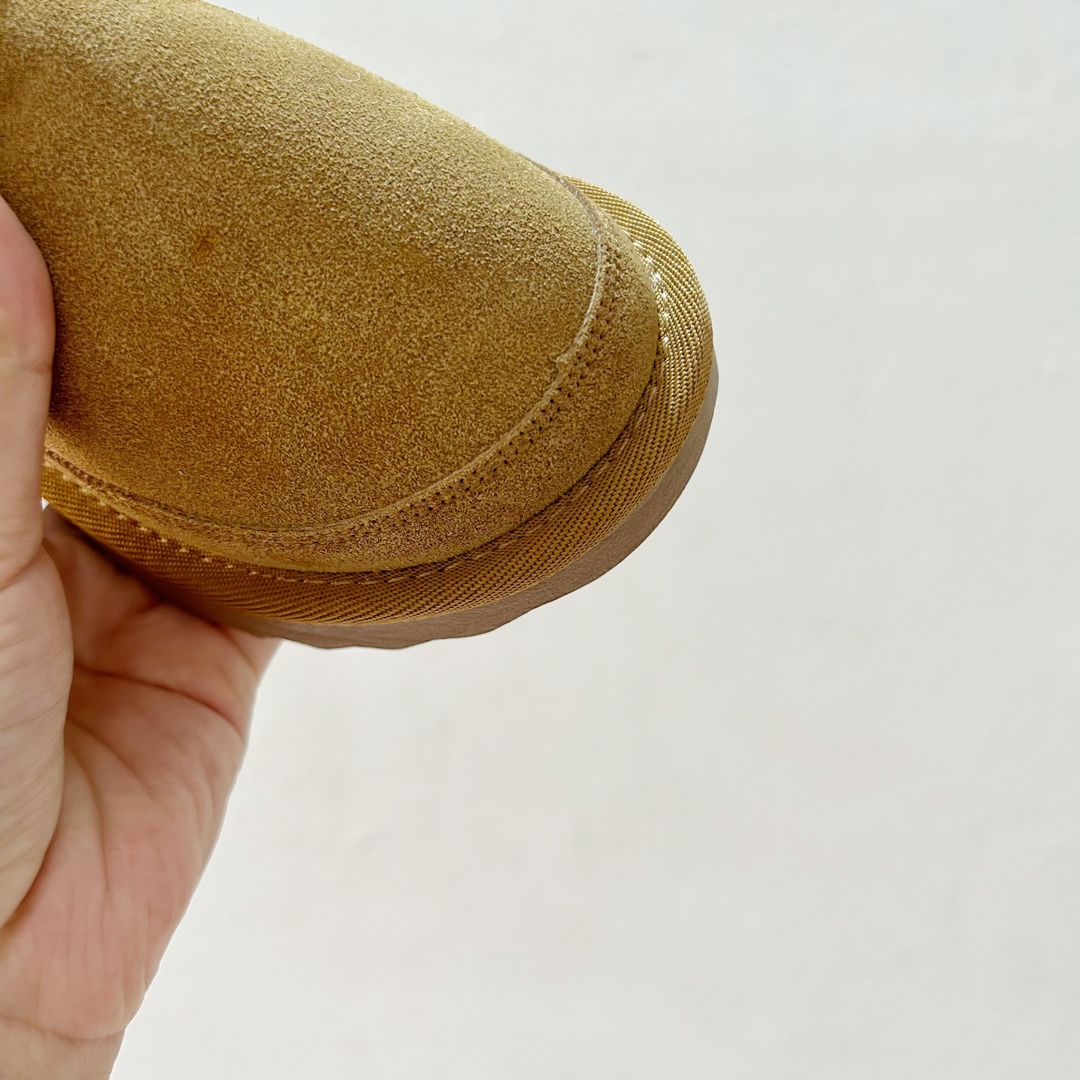 图片[5]-🔗 UGG弹力松紧带一脚蹬儿童雪地靴 尺码：26-35码 🥿【冬季小宝贝们的温暖新宠双脚轻松进出的UGG儿童雪地靴，让寒冷远离小脚丫！冬天来了，给孩子们准备一双既舒适又时尚的鞋子非常重要。这款UGG儿童雪地靴，采用优质材料制成，内里柔软舒适，保暖效果极佳。它的弹力松紧带设计，让孩子可以轻松穿脱，再也不用担心孩子自己穿鞋困难了。🌈-选品中心