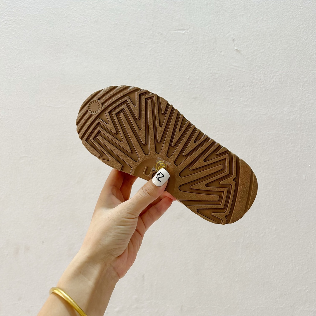 图片[9]-🔗 UGG弹力松紧带一脚蹬儿童雪地靴 尺码：26-35码 🥿【冬季小宝贝们的温暖新宠双脚轻松进出的UGG儿童雪地靴，让寒冷远离小脚丫！冬天来了，给孩子们准备一双既舒适又时尚的鞋子非常重要。这款UGG儿童雪地靴，采用优质材料制成，内里柔软舒适，保暖效果极佳。它的弹力松紧带设计，让孩子可以轻松穿脱，再也不用担心孩子自己穿鞋困难了。🌈-选品中心