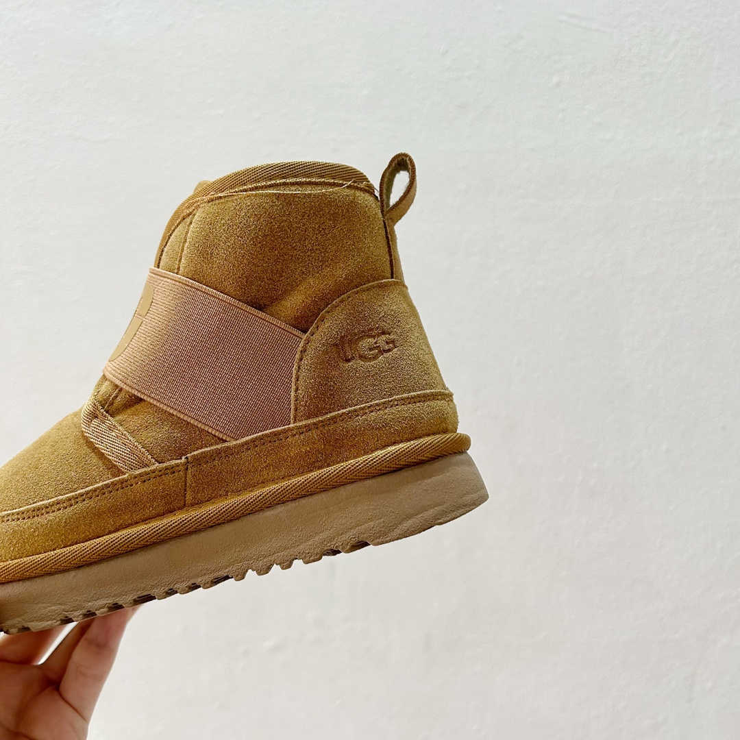 图片[8]-🔗 UGG弹力松紧带一脚蹬儿童雪地靴 尺码：26-35码 🥿【冬季小宝贝们的温暖新宠双脚轻松进出的UGG儿童雪地靴，让寒冷远离小脚丫！冬天来了，给孩子们准备一双既舒适又时尚的鞋子非常重要。这款UGG儿童雪地靴，采用优质材料制成，内里柔软舒适，保暖效果极佳。它的弹力松紧带设计，让孩子可以轻松穿脱，再也不用担心孩子自己穿鞋困难了。🌈-选品中心