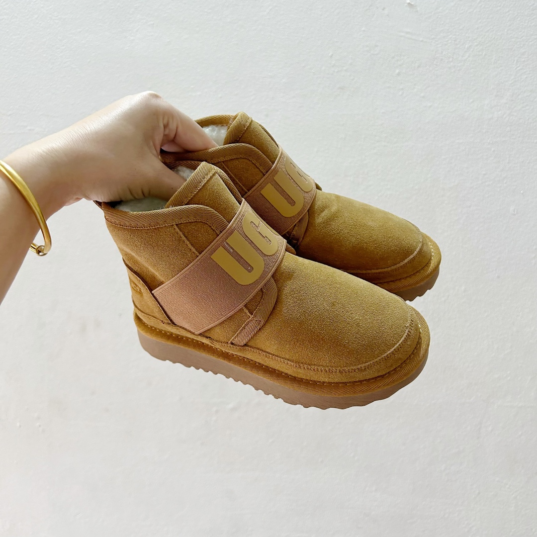 🔗 UGG弹力松紧带一脚蹬儿童雪地靴 尺码：26-35码 🥿【冬季小宝贝们的温暖新宠双脚轻松进出的UGG儿童雪地靴，让寒冷远离小脚丫！冬天来了，给孩子们准备一双既舒适又时尚的鞋子非常重要。这款UGG儿童雪地靴，采用优质材料制成，内里柔软舒适，保暖效果极佳。它的弹力松紧带设计，让孩子可以轻松穿脱，再也不用担心孩子自己穿鞋困难了。🌈-选品中心