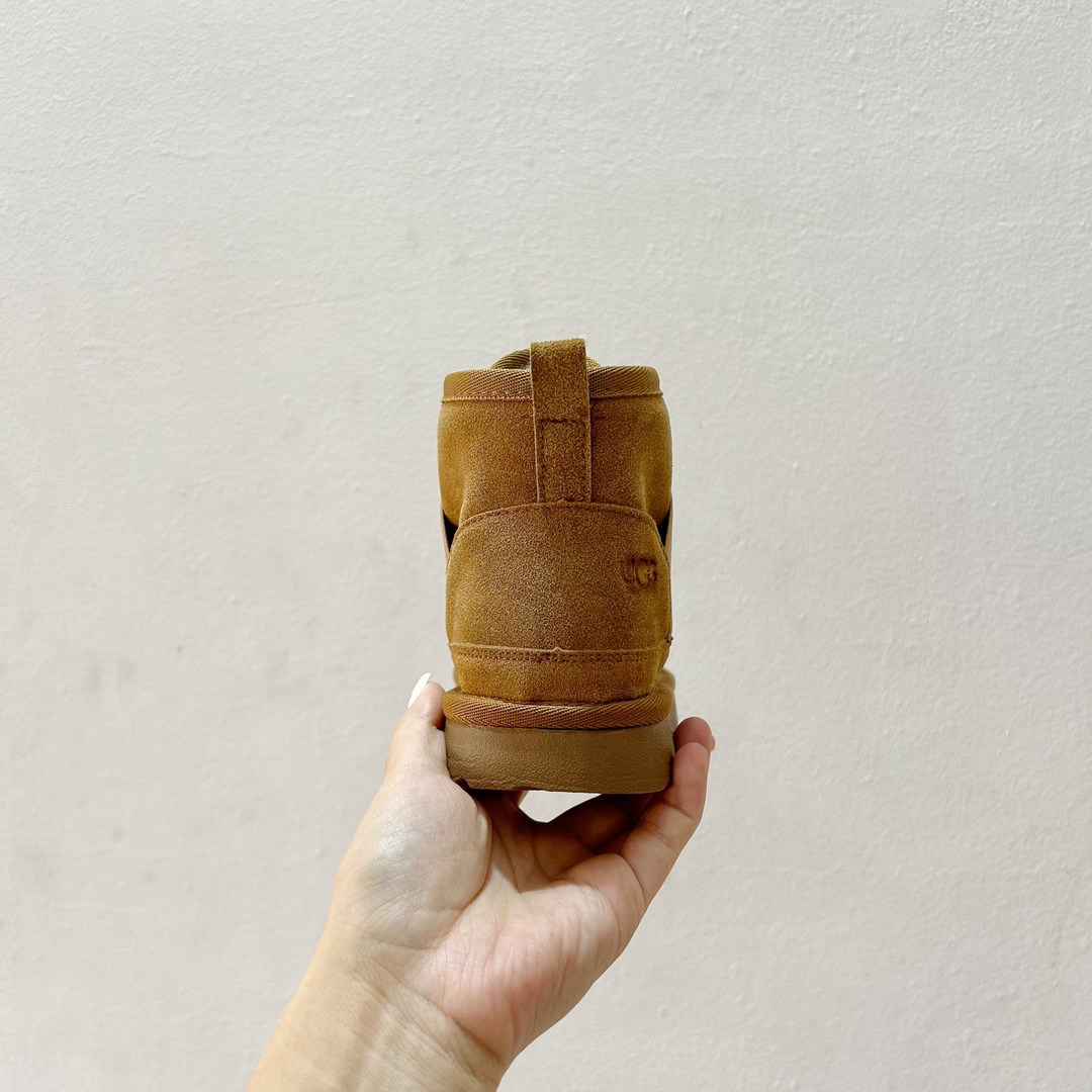 图片[6]-🔗 UGG弹力松紧带一脚蹬儿童雪地靴 尺码：26-35码 🥿【冬季小宝贝们的温暖新宠双脚轻松进出的UGG儿童雪地靴，让寒冷远离小脚丫！冬天来了，给孩子们准备一双既舒适又时尚的鞋子非常重要。这款UGG儿童雪地靴，采用优质材料制成，内里柔软舒适，保暖效果极佳。它的弹力松紧带设计，让孩子可以轻松穿脱，再也不用担心孩子自己穿鞋困难了。🌈-选品中心