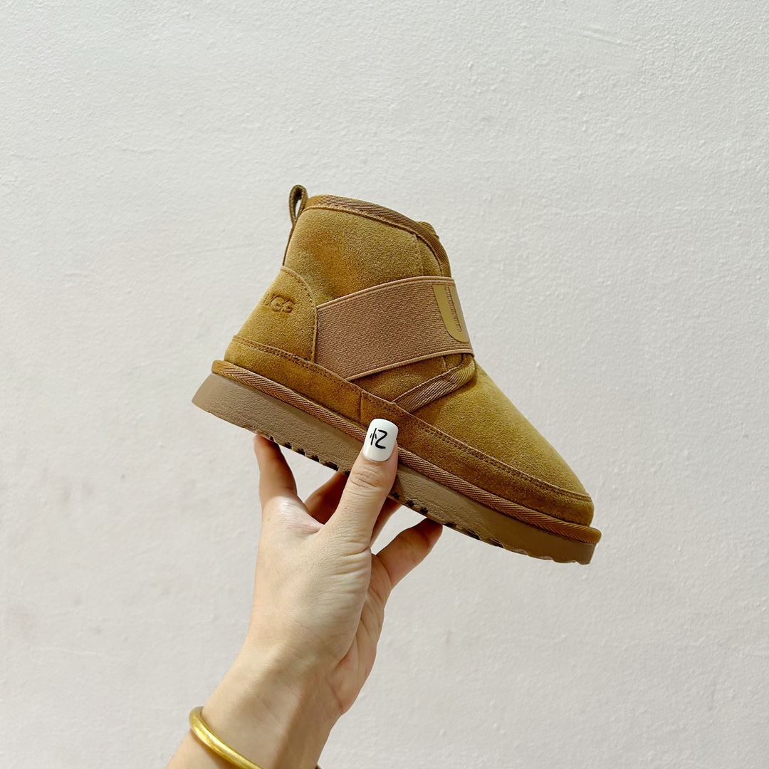 图片[2]-🔗 UGG弹力松紧带一脚蹬儿童雪地靴 尺码：26-35码 🥿【冬季小宝贝们的温暖新宠双脚轻松进出的UGG儿童雪地靴，让寒冷远离小脚丫！冬天来了，给孩子们准备一双既舒适又时尚的鞋子非常重要。这款UGG儿童雪地靴，采用优质材料制成，内里柔软舒适，保暖效果极佳。它的弹力松紧带设计，让孩子可以轻松穿脱，再也不用担心孩子自己穿鞋困难了。🌈-选品中心