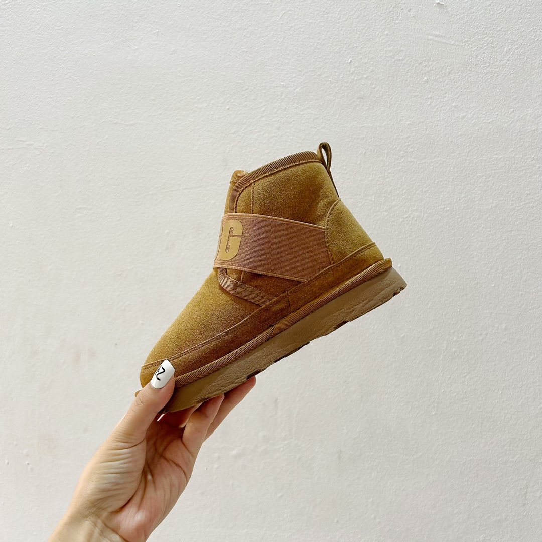 图片[4]-🔗 UGG弹力松紧带一脚蹬儿童雪地靴 尺码：26-35码 🥿【冬季小宝贝们的温暖新宠双脚轻松进出的UGG儿童雪地靴，让寒冷远离小脚丫！冬天来了，给孩子们准备一双既舒适又时尚的鞋子非常重要。这款UGG儿童雪地靴，采用优质材料制成，内里柔软舒适，保暖效果极佳。它的弹力松紧带设计，让孩子可以轻松穿脱，再也不用担心孩子自己穿鞋困难了。🌈-选品中心