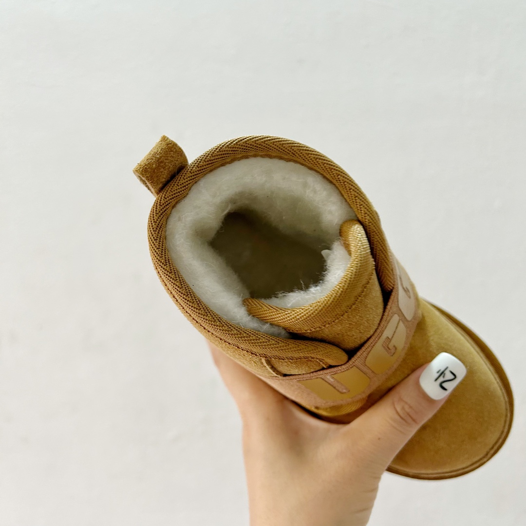 图片[7]-🔗 UGG弹力松紧带一脚蹬儿童雪地靴 尺码：26-35码 🥿【冬季小宝贝们的温暖新宠双脚轻松进出的UGG儿童雪地靴，让寒冷远离小脚丫！冬天来了，给孩子们准备一双既舒适又时尚的鞋子非常重要。这款UGG儿童雪地靴，采用优质材料制成，内里柔软舒适，保暖效果极佳。它的弹力松紧带设计，让孩子可以轻松穿脱，再也不用担心孩子自己穿鞋困难了。🌈-选品中心