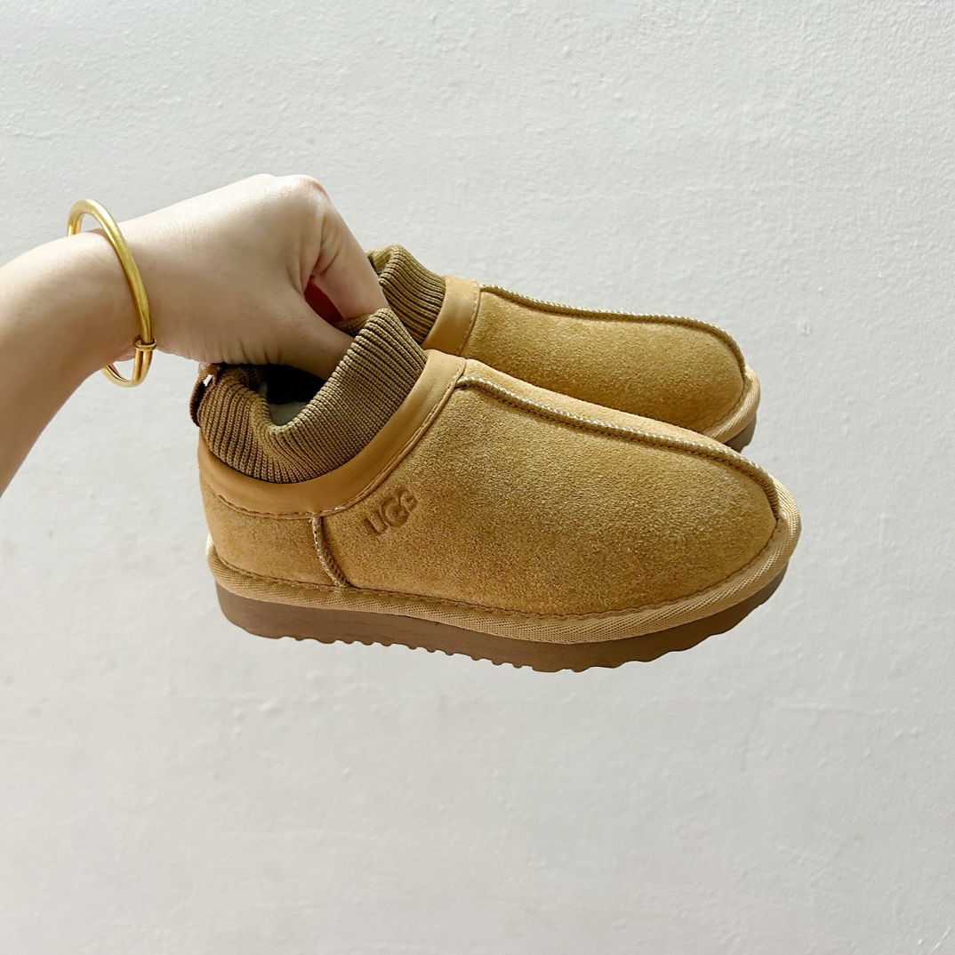 NO:578792,UGG children's classic ultra-short boots (elastic boot collar) SIZE: 26-37 [Warm nest for baby's feet] These UGG children's boots are made of soft materials with fluffy interior, which can effectively keep the feet warm. Even in winter, children's little feet can enjoy the warmth of spring.  The design of the elastic boot collar is even more considerate. It can adapt to different baby foot shapes, ensuring comfort, and also increases the windproof effect to prevent cold wind from getting through the gaps. In terms of design, this UGG children's boot not only focuses on practicality, but also incorporates many fashion elements and is available in a variety of colors, making every pair of baby's feet the most beautiful on the street!  Of course, choosing the right shoes is crucial for the development of children's feet. This UGG children's boots are undoubtedly one of the best choices for parents., snow boots, boots,19860909UGG儿童经典超短靴（弹力靴口） SIZE:26-37码【宝宝脚丫的温暖小窝】  这款UGG儿童靴采用了柔软的材料,内里蓬松,能有效保持足部温暖,即便是冬天,也能让孩子的小脚丫享受春天般的温暖. 弹力靴口的设计更是贴心,它可以适应宝宝不同的脚型,保证了穿着的舒适度,同时也增加了防风效果,避免冷风从缝隙中钻入.  在设计上,这款UGG儿童靴不仅注重实用,还融入了许多时尚元素,多种颜色可选,让宝贝们的每一双小脚都成为街头最靓的仔！ 当然,选择合适的鞋子对于孩子脚部发育至关重要,这款UGG儿童靴无疑是父母的最佳选择之一.,雪地靴,boots,,Children's