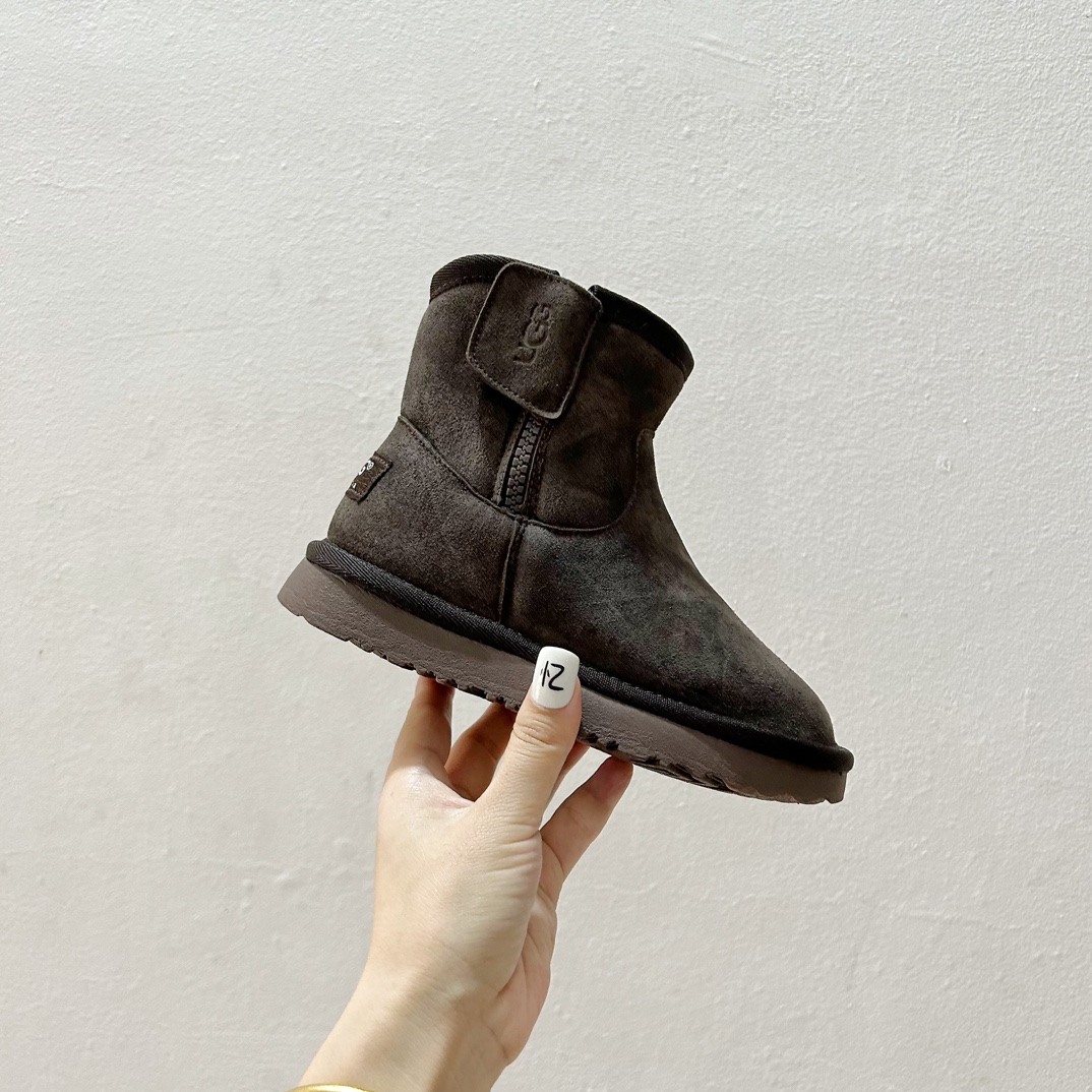 图片[2]-🔗UGG埃德瑞经典儿童迷你靴✨ 尺码：28-37码 这款靴子设计简洁大方，拥有经典的UGG风格，是冬日里孩子们的最佳伴侣。🌈 它们适合搭配各种冬装，无论是滑雪服还是日常的休闲装扮，都能完美融合。🎨 同时，迷你靴的设计让孩子们在玩耍时更加灵活方便。 无论是在雪地里嬉戏，还是在户外探险，UGG埃德瑞经典儿童迷你靴都能给予孩子们足够的保暖与舒适度。❄️ 让他们在冬季也能享受自由自在的欢乐时光！-选品中心