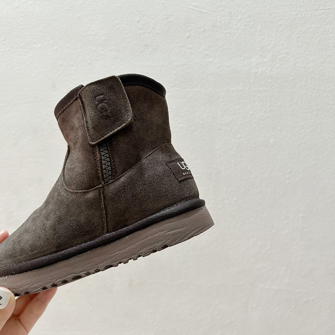 图片[8]-🔗UGG埃德瑞经典儿童迷你靴✨ 尺码：28-37码 这款靴子设计简洁大方，拥有经典的UGG风格，是冬日里孩子们的最佳伴侣。🌈 它们适合搭配各种冬装，无论是滑雪服还是日常的休闲装扮，都能完美融合。🎨 同时，迷你靴的设计让孩子们在玩耍时更加灵活方便。 无论是在雪地里嬉戏，还是在户外探险，UGG埃德瑞经典儿童迷你靴都能给予孩子们足够的保暖与舒适度。❄️ 让他们在冬季也能享受自由自在的欢乐时光！-选品中心