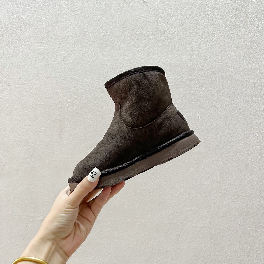 图片[4]-🔗UGG埃德瑞经典儿童迷你靴✨ 尺码：28-37码 这款靴子设计简洁大方，拥有经典的UGG风格，是冬日里孩子们的最佳伴侣。🌈 它们适合搭配各种冬装，无论是滑雪服还是日常的休闲装扮，都能完美融合。🎨 同时，迷你靴的设计让孩子们在玩耍时更加灵活方便。 无论是在雪地里嬉戏，还是在户外探险，UGG埃德瑞经典儿童迷你靴都能给予孩子们足够的保暖与舒适度。❄️ 让他们在冬季也能享受自由自在的欢乐时光！-选品中心