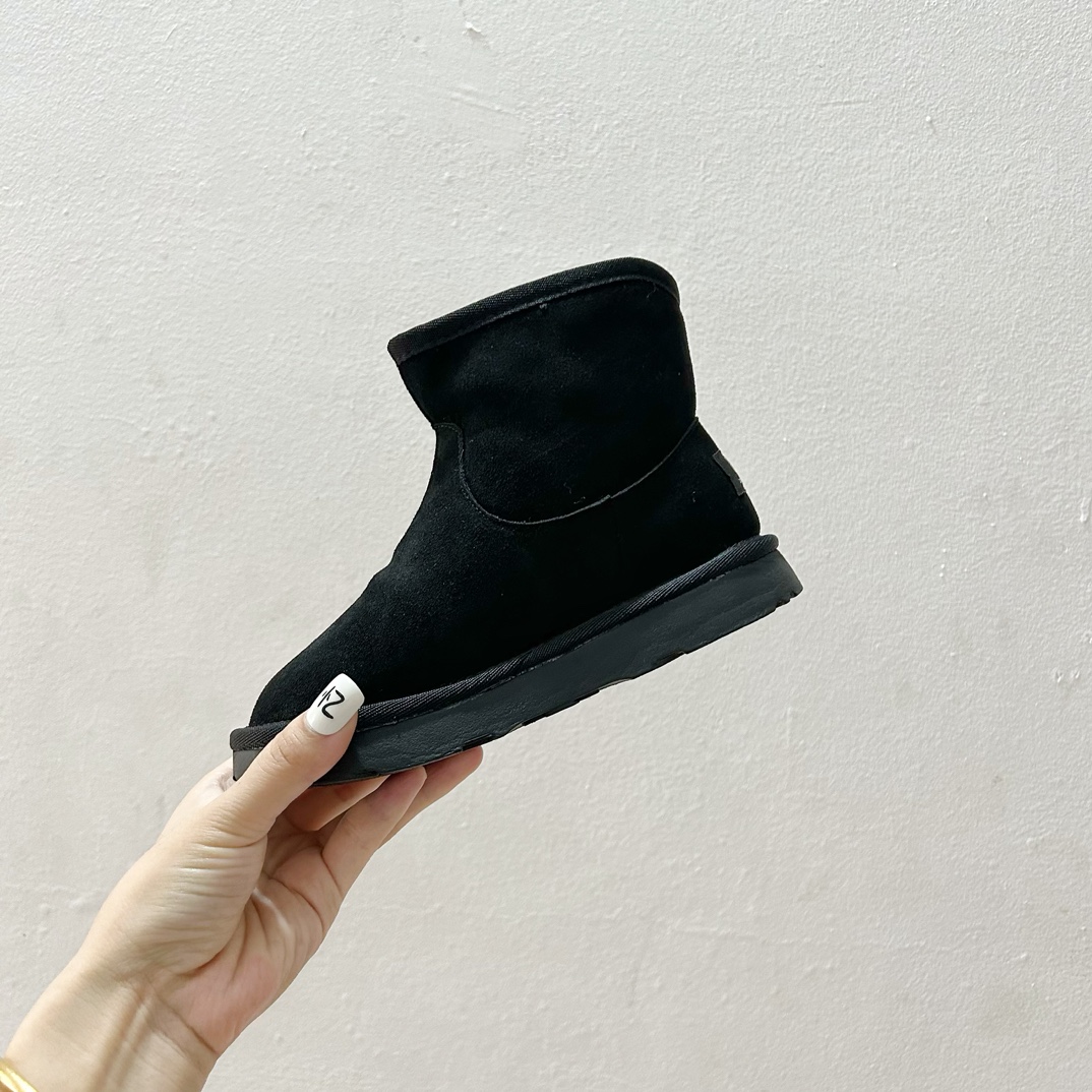 图片[4]-🔗UGG埃德瑞经典儿童迷你靴✨ 尺码：28-37码 这款靴子设计简洁大方，拥有经典的UGG风格，是冬日里孩子们的最佳伴侣。🌈 它们适合搭配各种冬装，无论是滑雪服还是日常的休闲装扮，都能完美融合。🎨 同时，迷你靴的设计让孩子们在玩耍时更加灵活方便。 无论是在雪地里嬉戏，还是在户外探险，UGG埃德瑞经典儿童迷你靴都能给予孩子们足够的保暖与舒适度。❄️ 让他们在冬季也能享受自由自在的欢乐时光！-选品中心