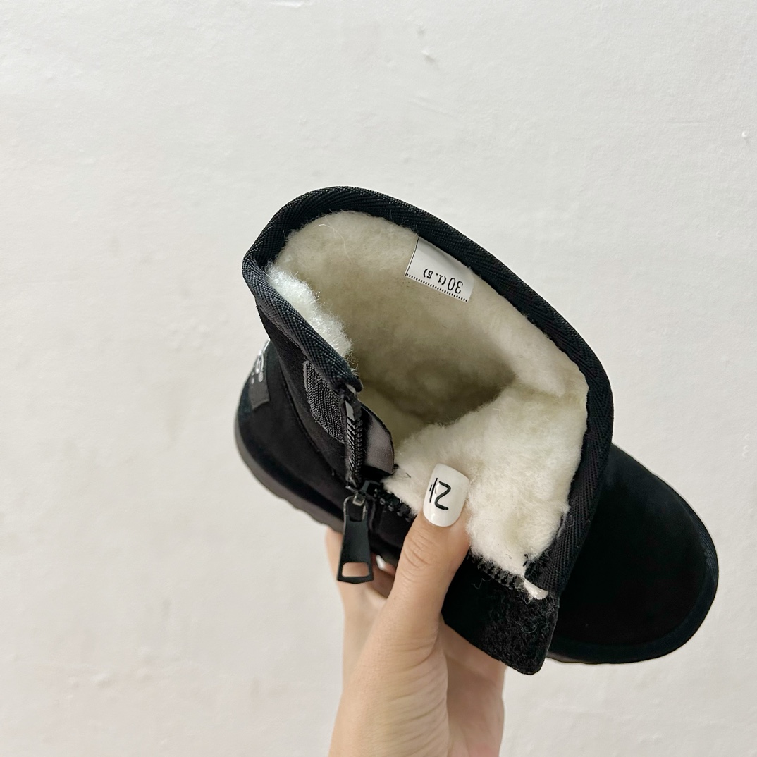 图片[7]-🔗UGG埃德瑞经典儿童迷你靴✨ 尺码：28-37码 这款靴子设计简洁大方，拥有经典的UGG风格，是冬日里孩子们的最佳伴侣。🌈 它们适合搭配各种冬装，无论是滑雪服还是日常的休闲装扮，都能完美融合。🎨 同时，迷你靴的设计让孩子们在玩耍时更加灵活方便。 无论是在雪地里嬉戏，还是在户外探险，UGG埃德瑞经典儿童迷你靴都能给予孩子们足够的保暖与舒适度。❄️ 让他们在冬季也能享受自由自在的欢乐时光！-选品中心