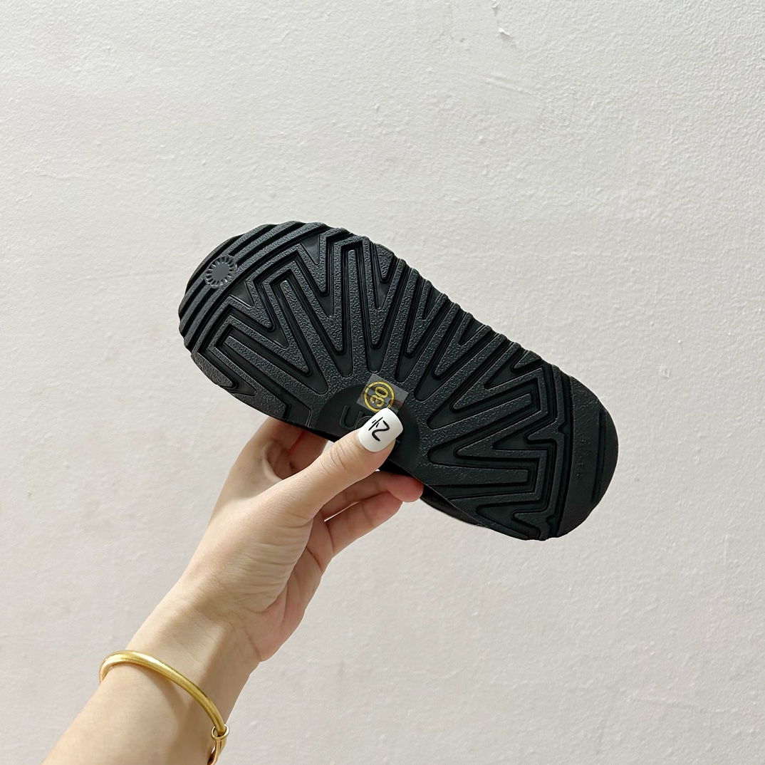 图片[9]-🔗UGG埃德瑞经典儿童迷你靴✨ 尺码：28-37码 这款靴子设计简洁大方，拥有经典的UGG风格，是冬日里孩子们的最佳伴侣。🌈 它们适合搭配各种冬装，无论是滑雪服还是日常的休闲装扮，都能完美融合。🎨 同时，迷你靴的设计让孩子们在玩耍时更加灵活方便。 无论是在雪地里嬉戏，还是在户外探险，UGG埃德瑞经典儿童迷你靴都能给予孩子们足够的保暖与舒适度。❄️ 让他们在冬季也能享受自由自在的欢乐时光！-选品中心