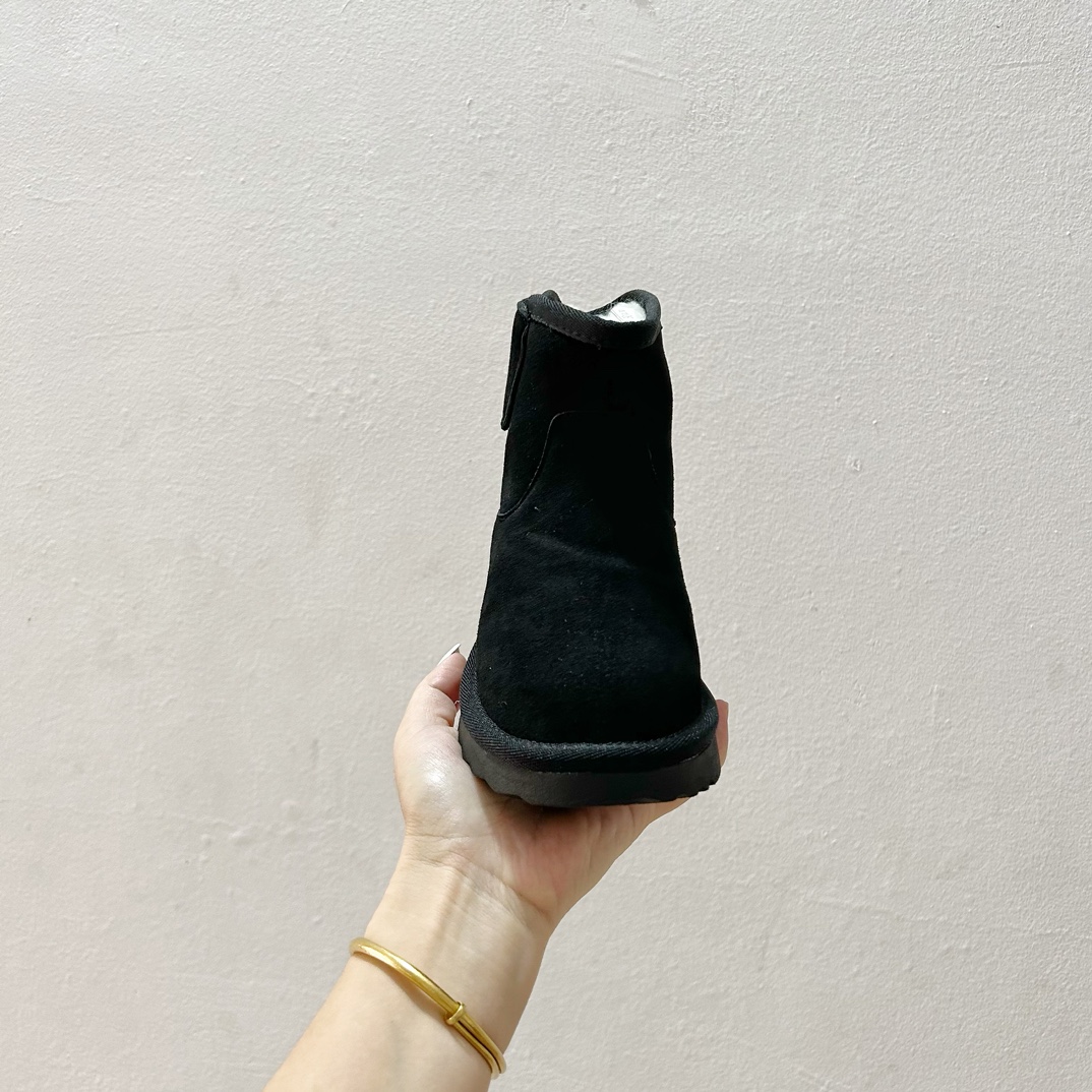 图片[3]-🔗UGG埃德瑞经典儿童迷你靴✨ 尺码：28-37码 这款靴子设计简洁大方，拥有经典的UGG风格，是冬日里孩子们的最佳伴侣。🌈 它们适合搭配各种冬装，无论是滑雪服还是日常的休闲装扮，都能完美融合。🎨 同时，迷你靴的设计让孩子们在玩耍时更加灵活方便。 无论是在雪地里嬉戏，还是在户外探险，UGG埃德瑞经典儿童迷你靴都能给予孩子们足够的保暖与舒适度。❄️ 让他们在冬季也能享受自由自在的欢乐时光！-选品中心