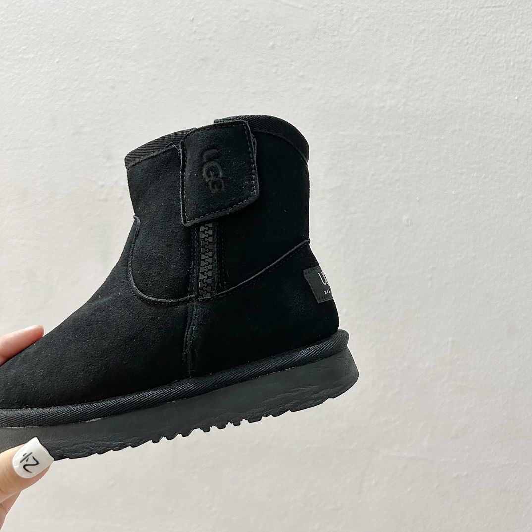 图片[8]-🔗UGG埃德瑞经典儿童迷你靴✨ 尺码：28-37码 这款靴子设计简洁大方，拥有经典的UGG风格，是冬日里孩子们的最佳伴侣。🌈 它们适合搭配各种冬装，无论是滑雪服还是日常的休闲装扮，都能完美融合。🎨 同时，迷你靴的设计让孩子们在玩耍时更加灵活方便。 无论是在雪地里嬉戏，还是在户外探险，UGG埃德瑞经典儿童迷你靴都能给予孩子们足够的保暖与舒适度。❄️ 让他们在冬季也能享受自由自在的欢乐时光！-选品中心